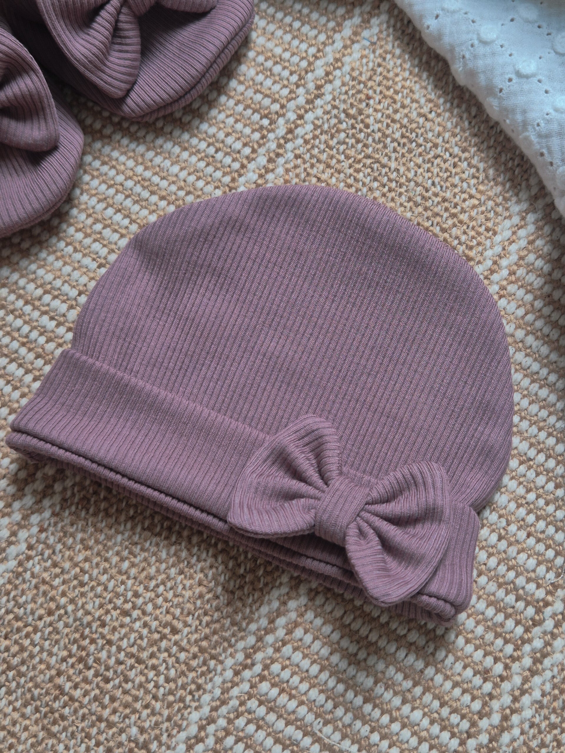 Babymutsje met strikje gerib *Mauve*