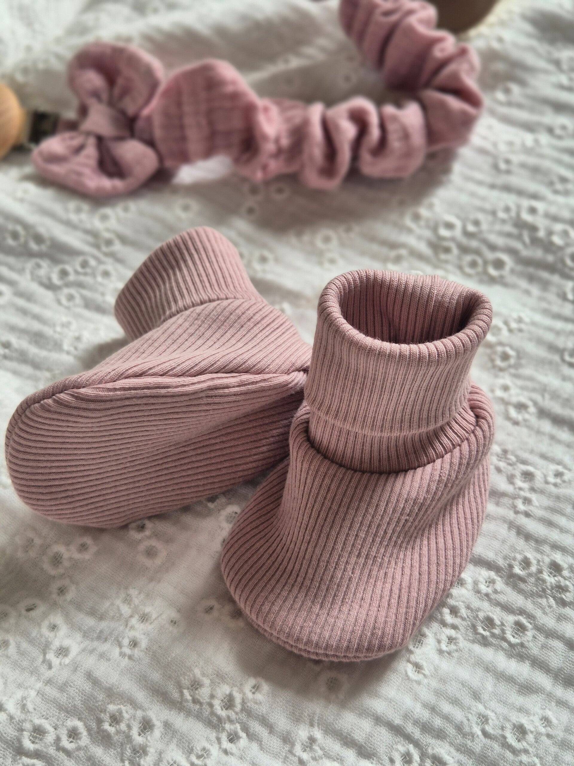 Handgemaakte slofjes gerib *Oud roze* zonder strikjes.