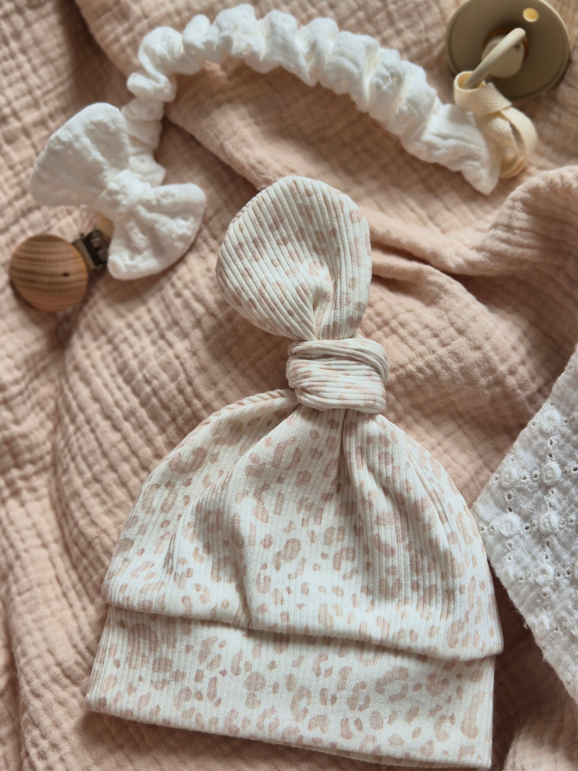 Knoopmutsje rib *Luipaard blush beige*