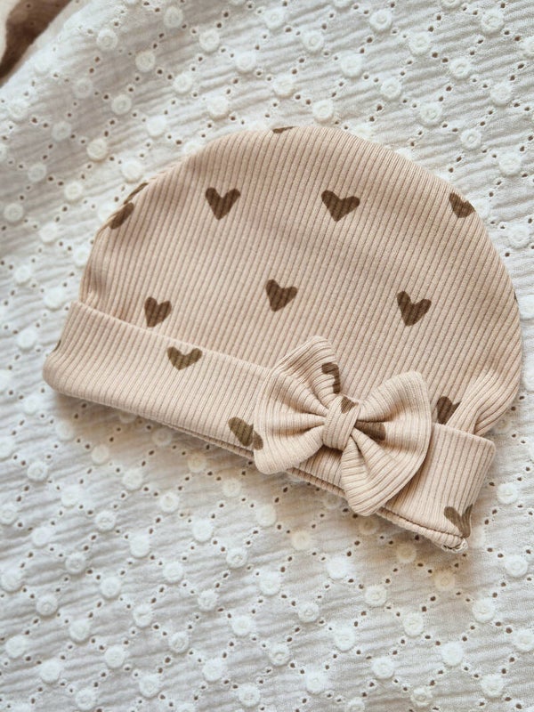 Mutsje met strikje *Hartjes licht beige*