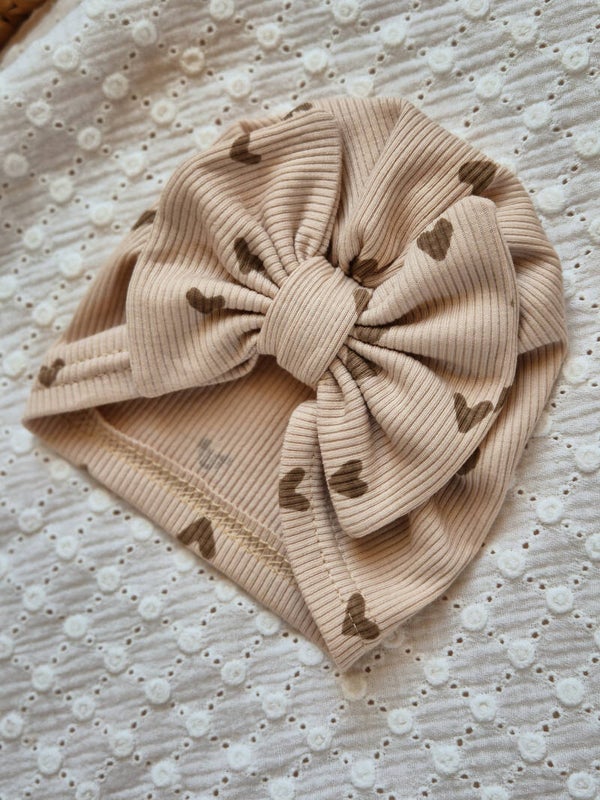Turbanmutsje met strikje rib *Hartjes licht beige *