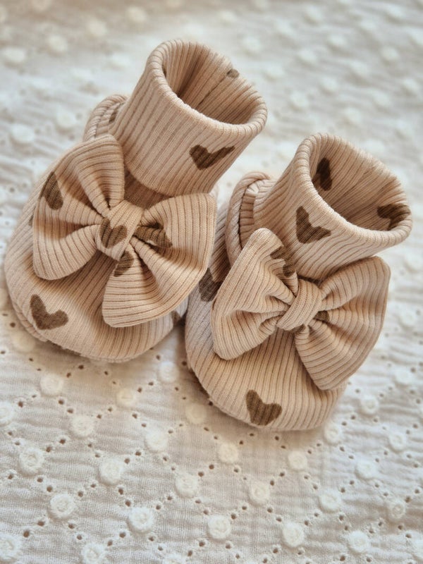 Handgemaakte slofjes rib *Hartjes licht beige* met strikjes.