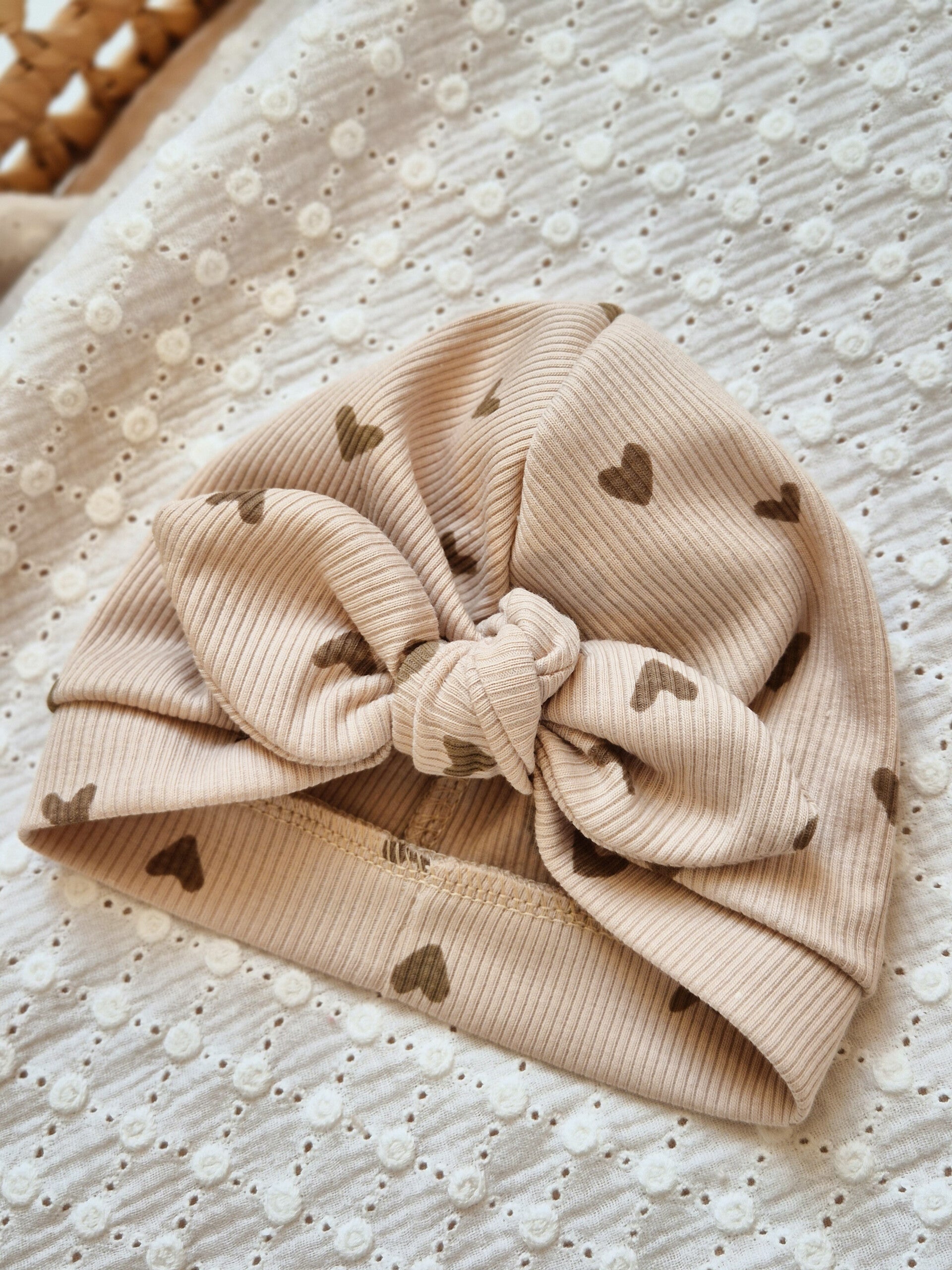 Turbanmutsje met knoop rib *Hartjes licht beige*