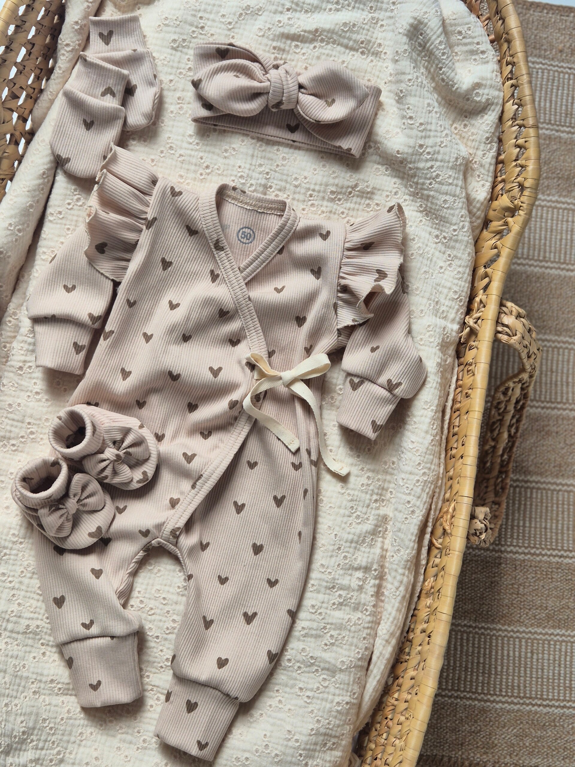 Overslagboxpakje met ruffle mouwen *Hartjes licht beige*.