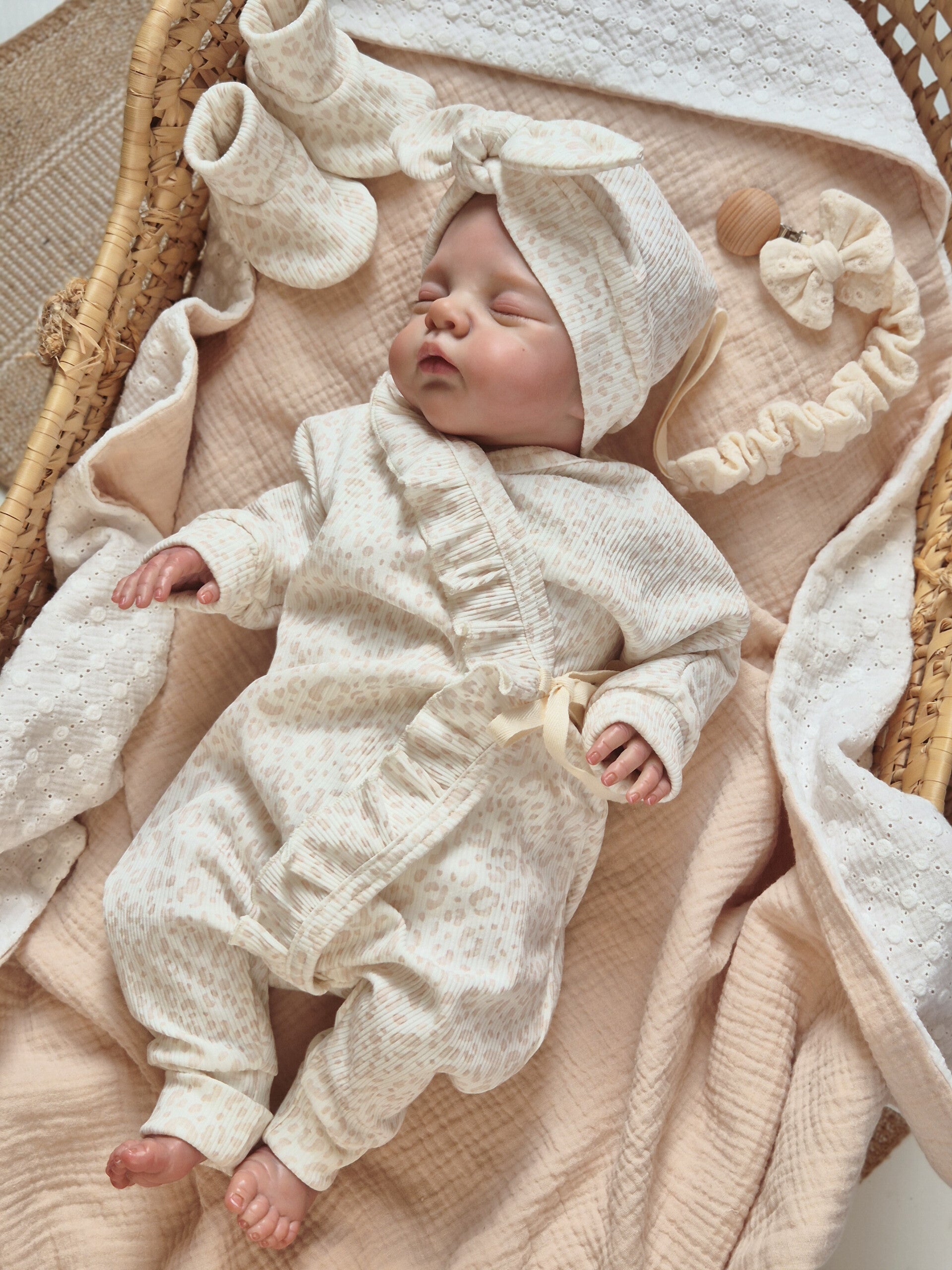 Overslagboxpakje met ruffle rand gerib *Luipaard blush beige*