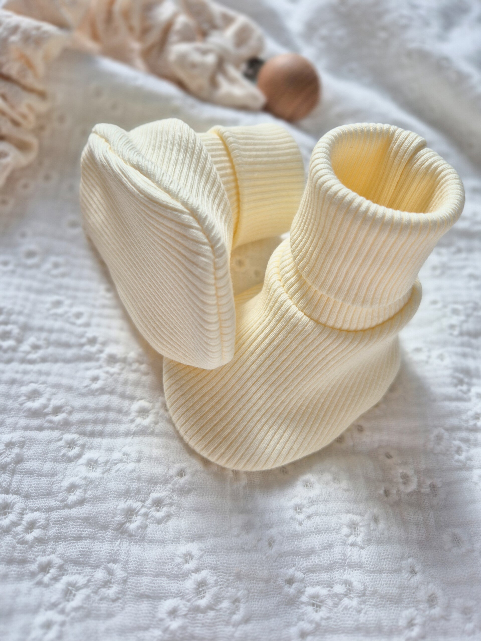 Handgemaakte slofjes rib zonder strikjes *Pastel geel *