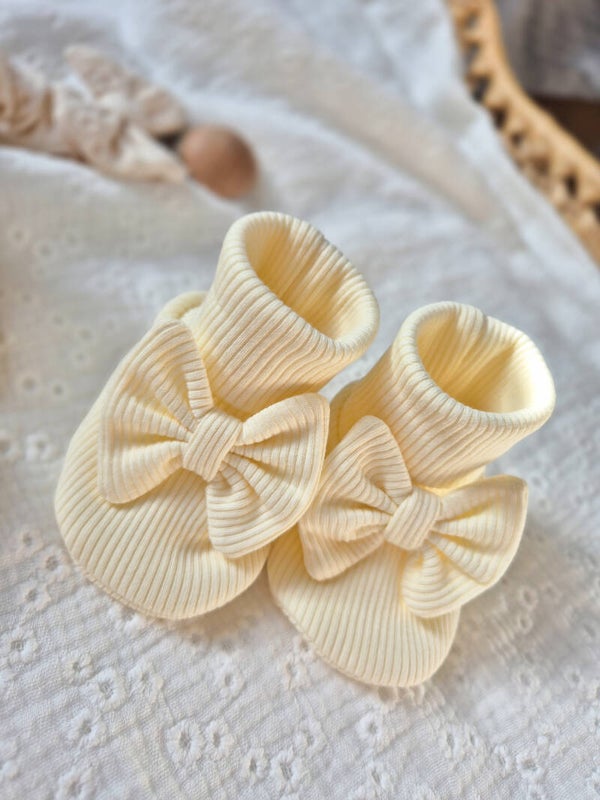 Handgemaakte slofjes van rib met strikjes *Pastel geel *