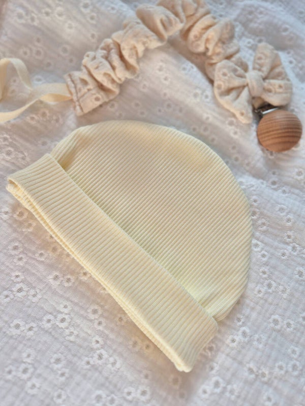 Mutsje zonder strikje rib *Pastel geel*