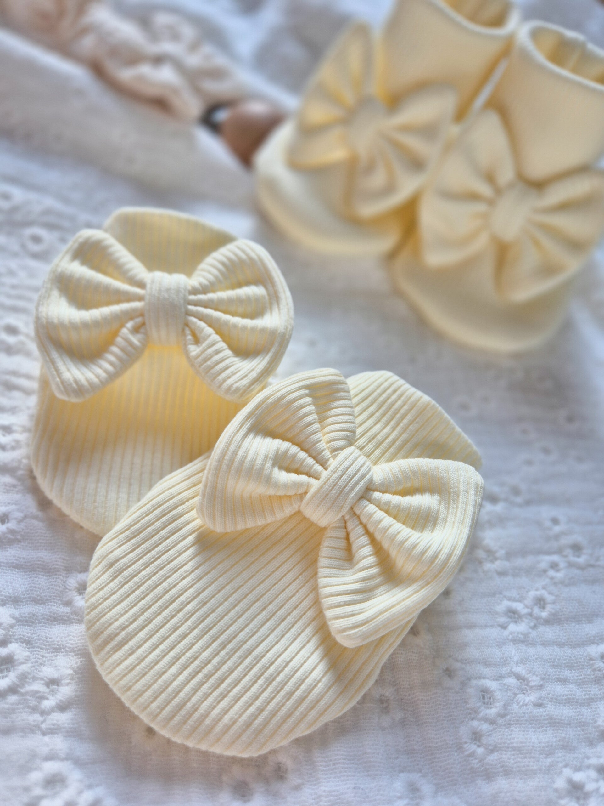 Anti krabwantjes rib *Pastel geel* met strik.