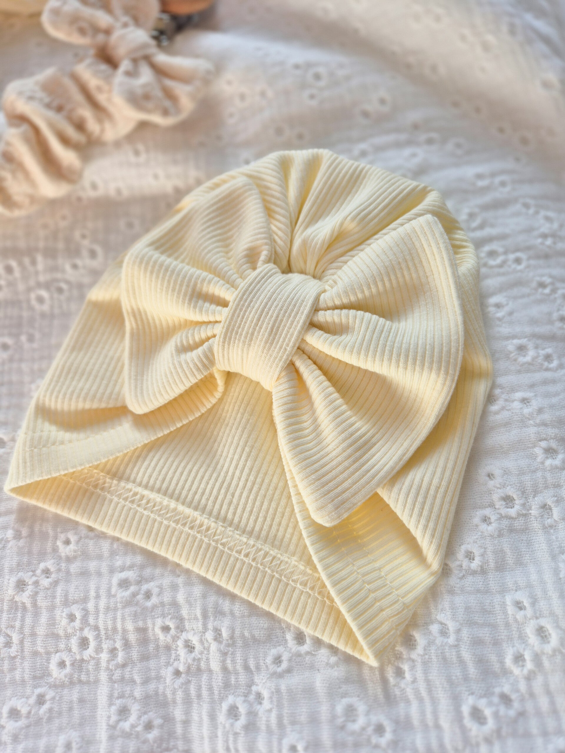 Turbanmutsje met strikje rib *Pastel geel*
