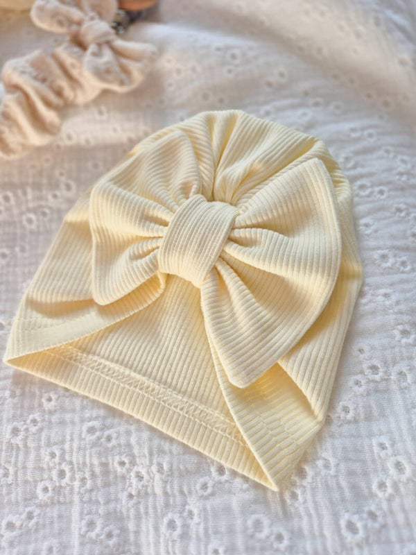 Turbanmutsje met strikje rib *Pastel geel*