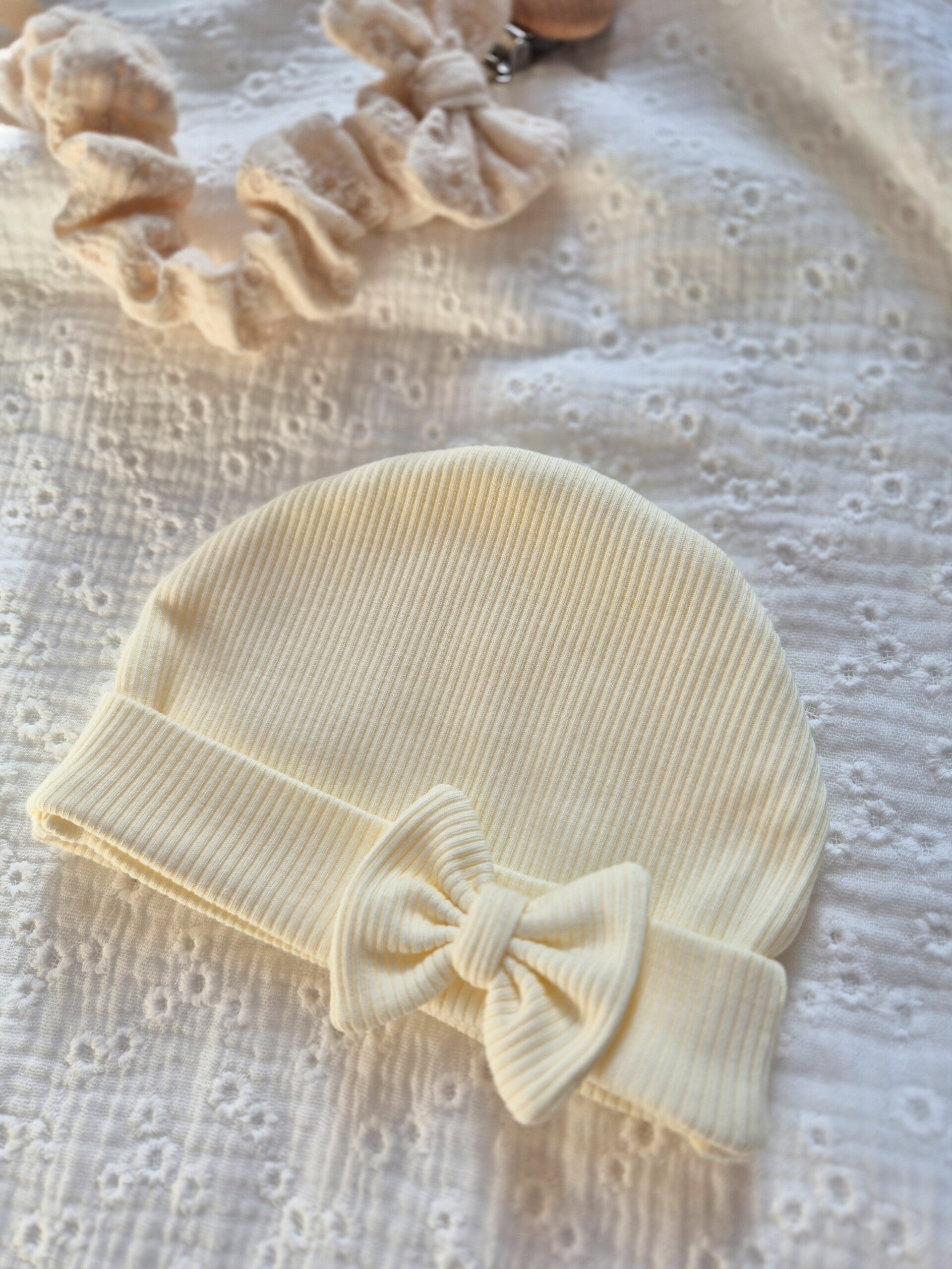 Mutsje met strikje *Pastel geel*