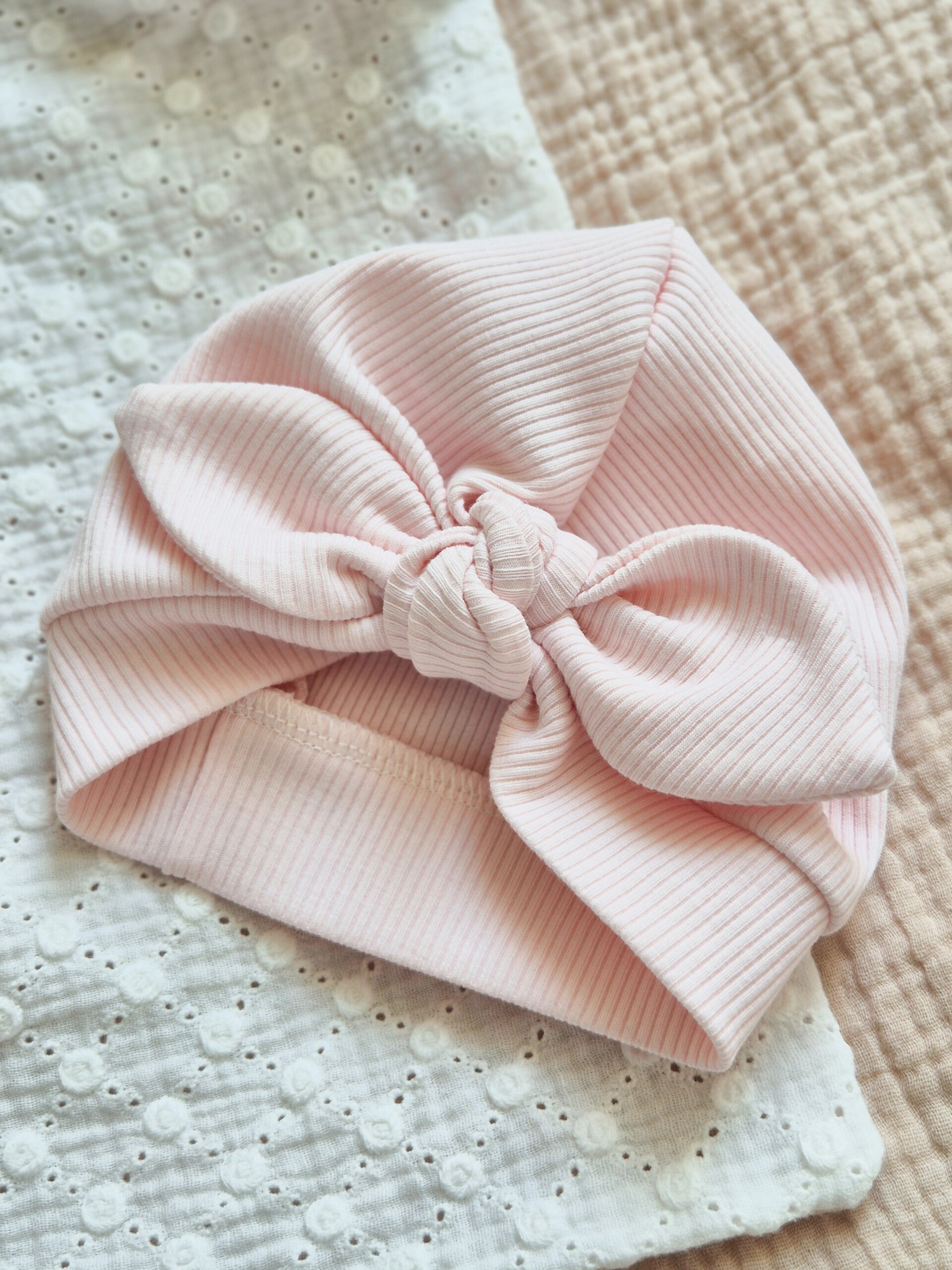 Turbanmutsje met knoop rib *Pastelroze*