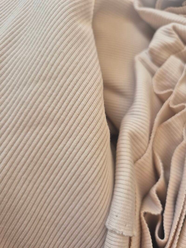 Mutsje met strikje rib *Licht beige*