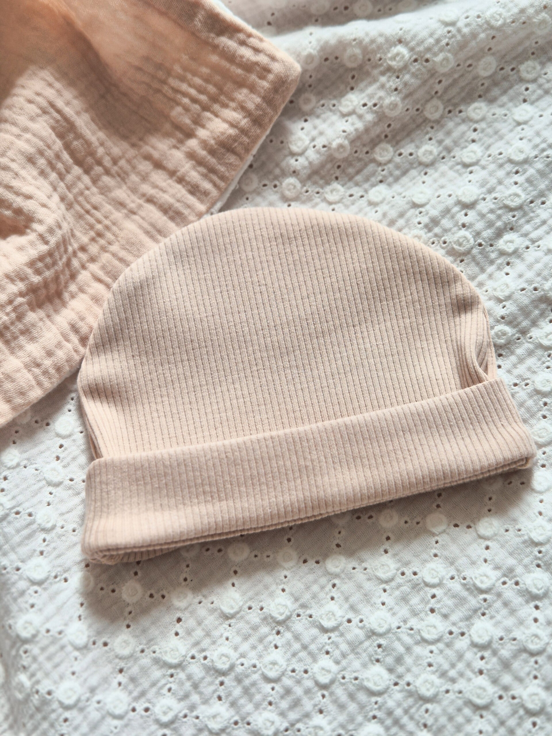 Mutsje zonder strikje rib *Licht beige*