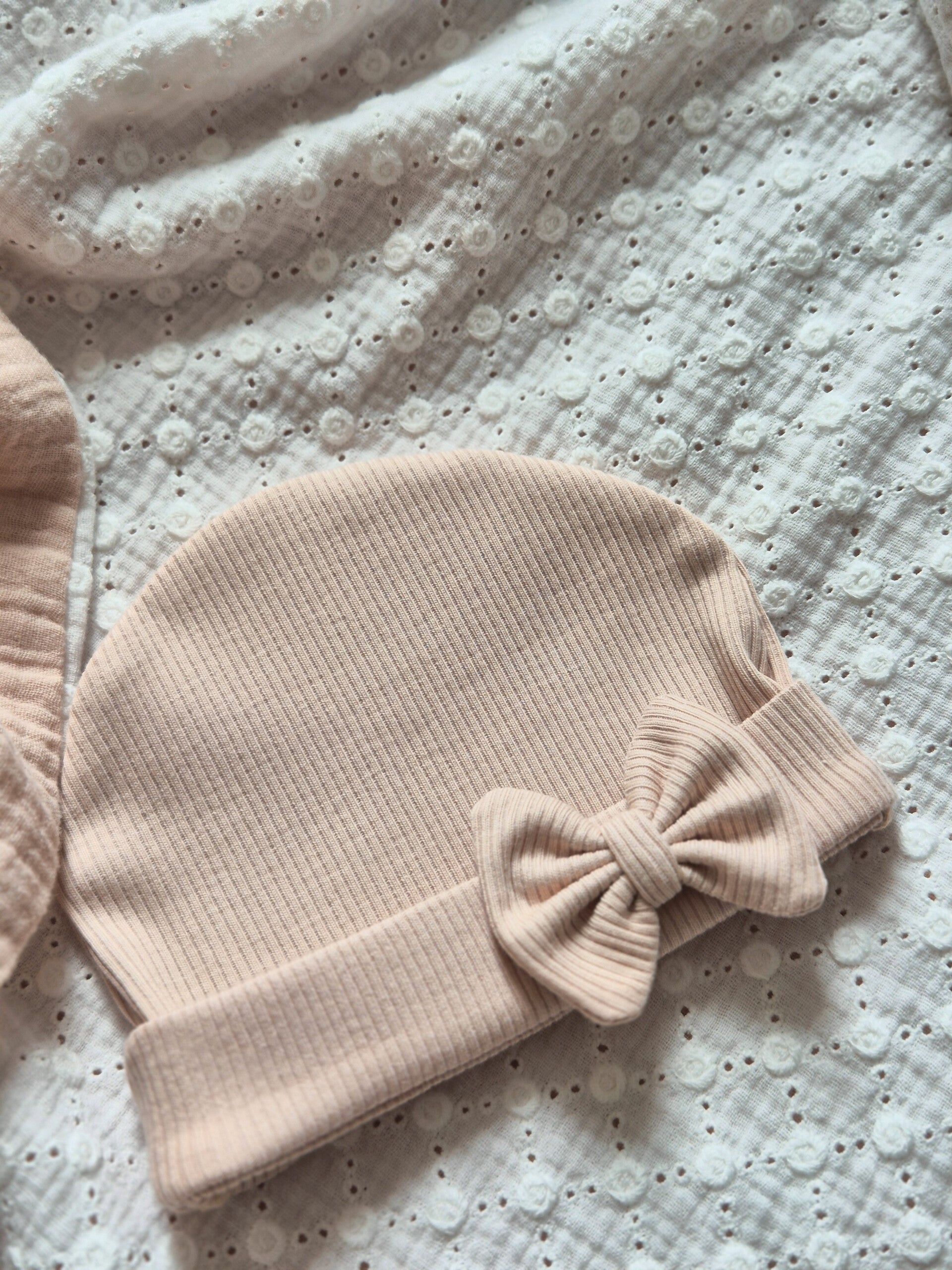 Mutsje met strikje rib *Licht beige*