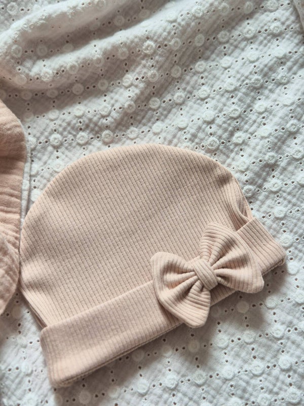 Mutsje met strikje rib *Licht beige*