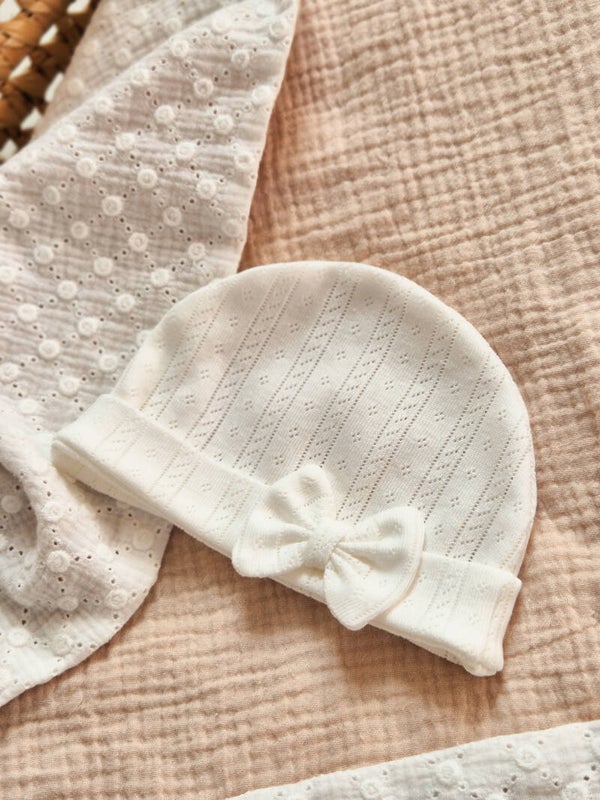 Mutsje met strikje ajour pointelle strepen off white.