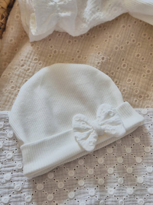 Mutsje gerib off-white met Broderie strikje.