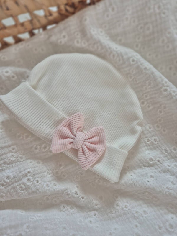 Babymutsje rib Off-White met Pastelroze Strikje