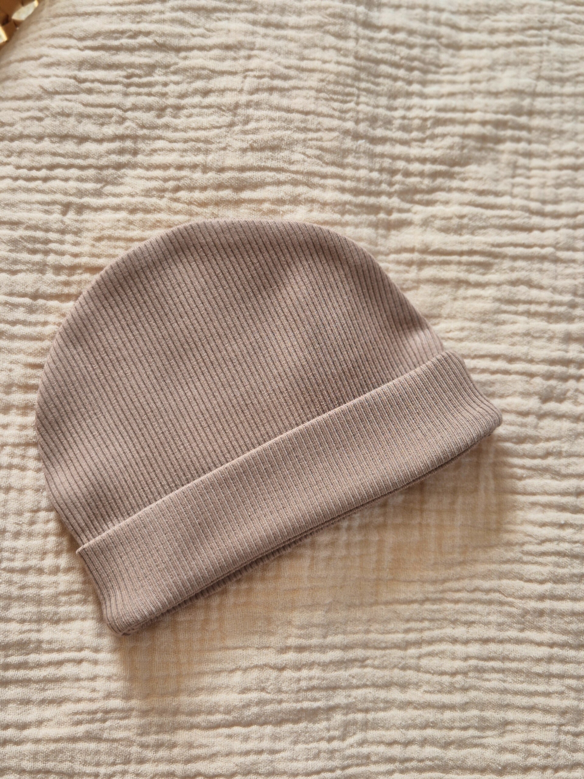 Mutsje zonder knoop rib *Taupe bruin*