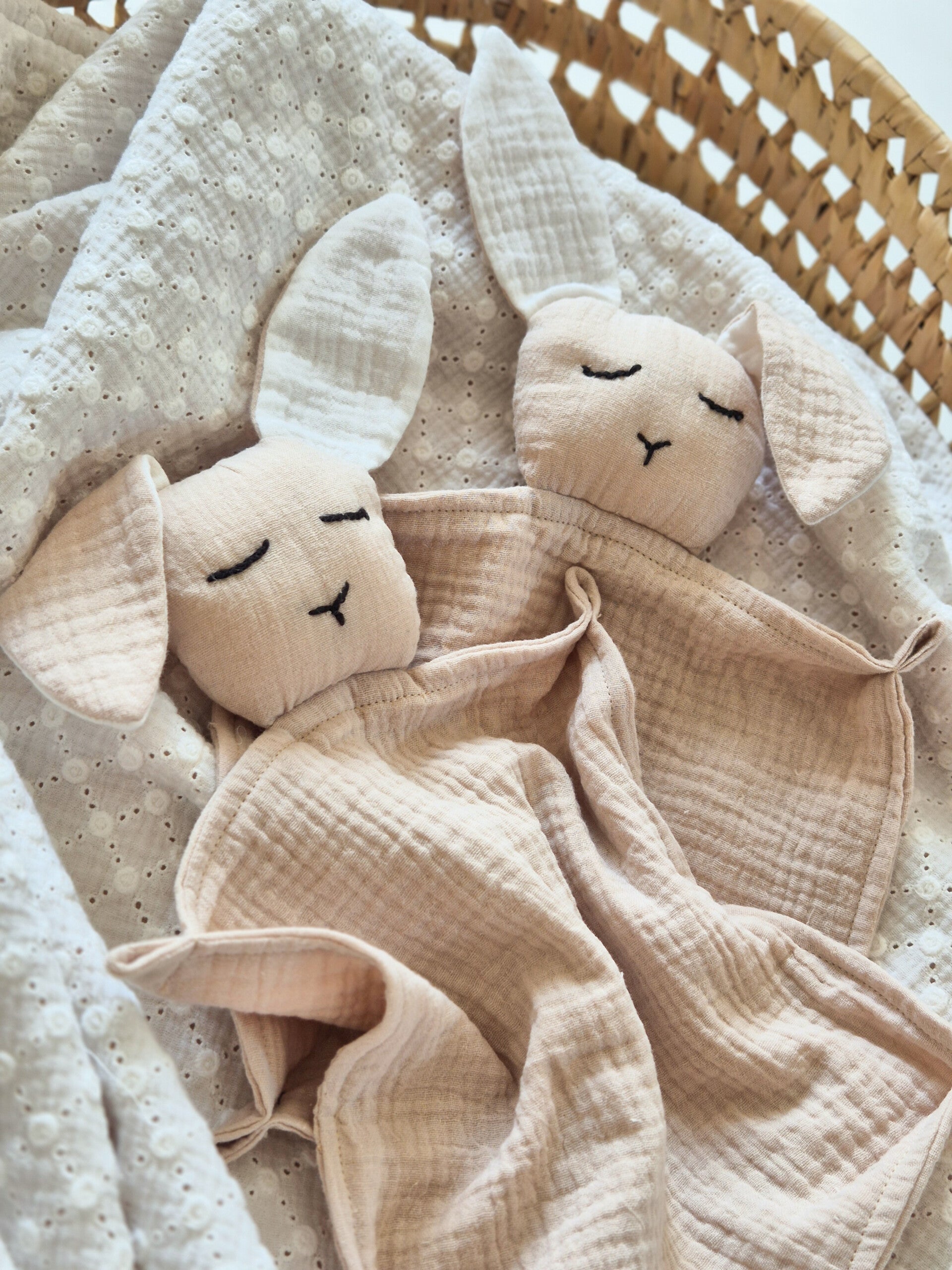 Knuffeldoek,speendoek slapend konijn beige – 100% katoen