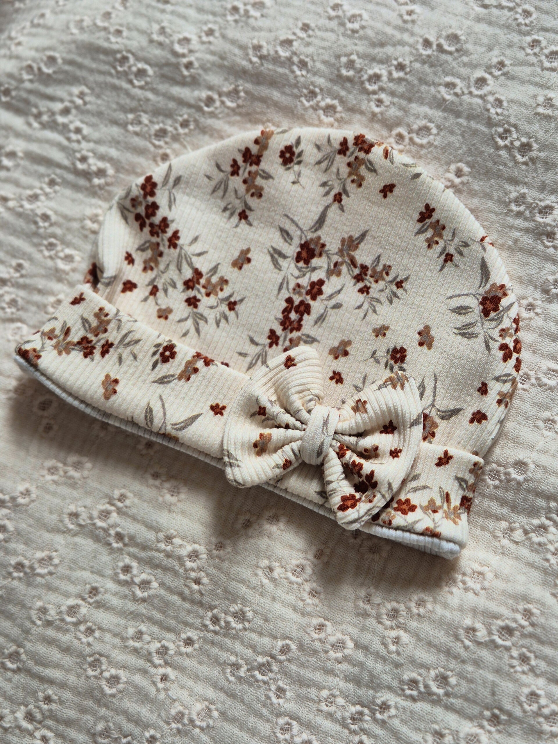 Mutsje rib met strikje *Rozemarijntakje Beige*