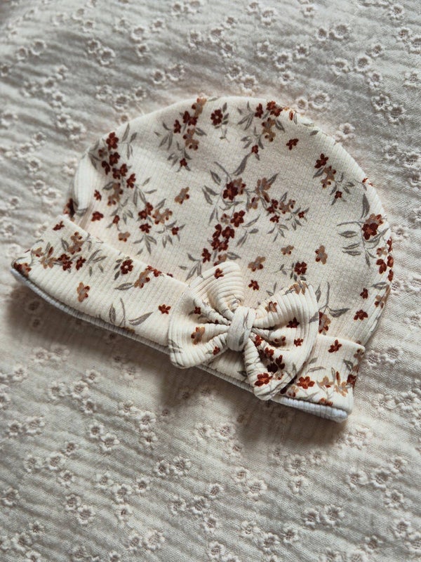 Mutsje rib met strikje *Rozemarijntakje Beige*