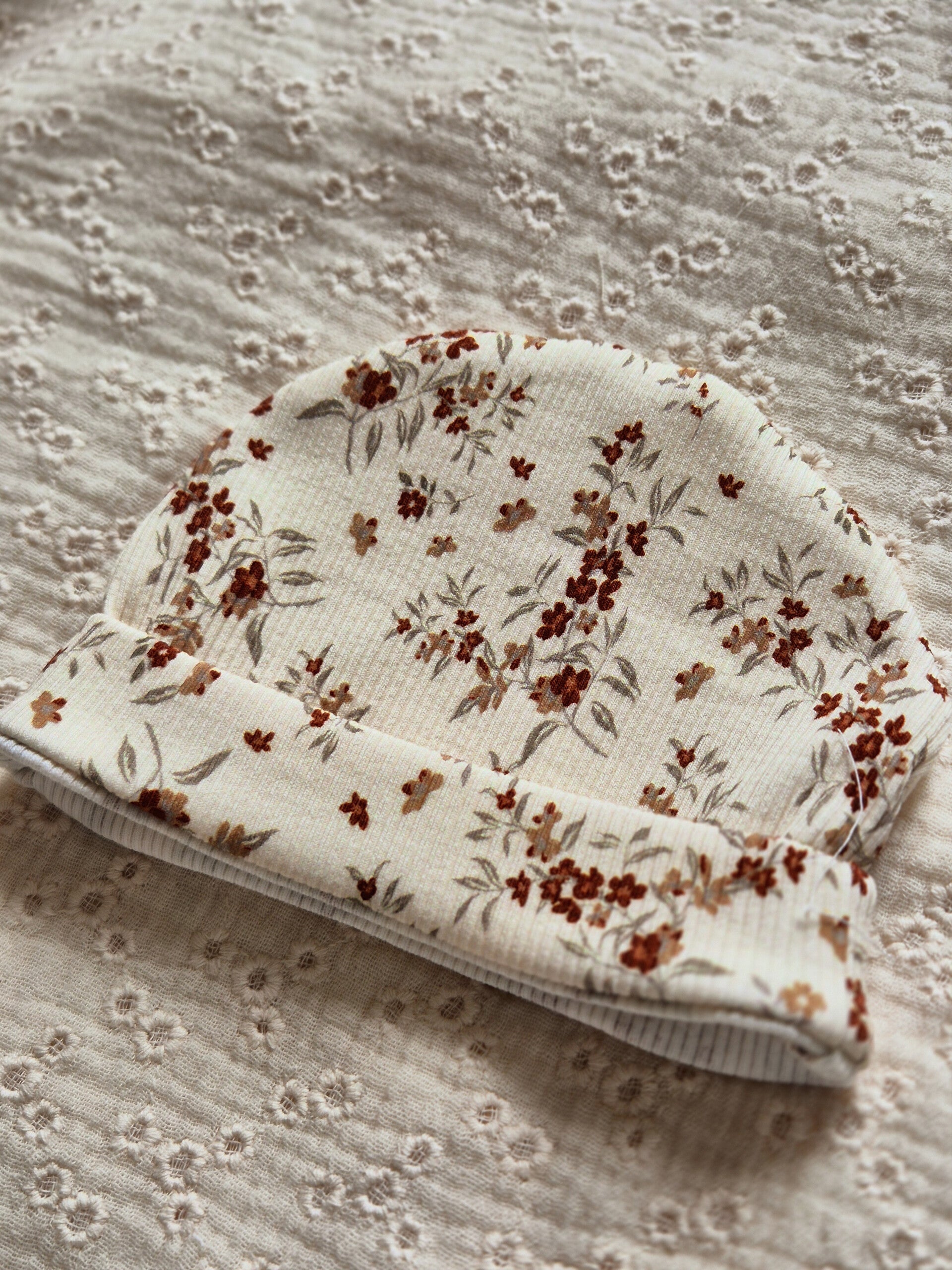 Mutsje rib zonder strikje *Rozemarijntakje Beige*