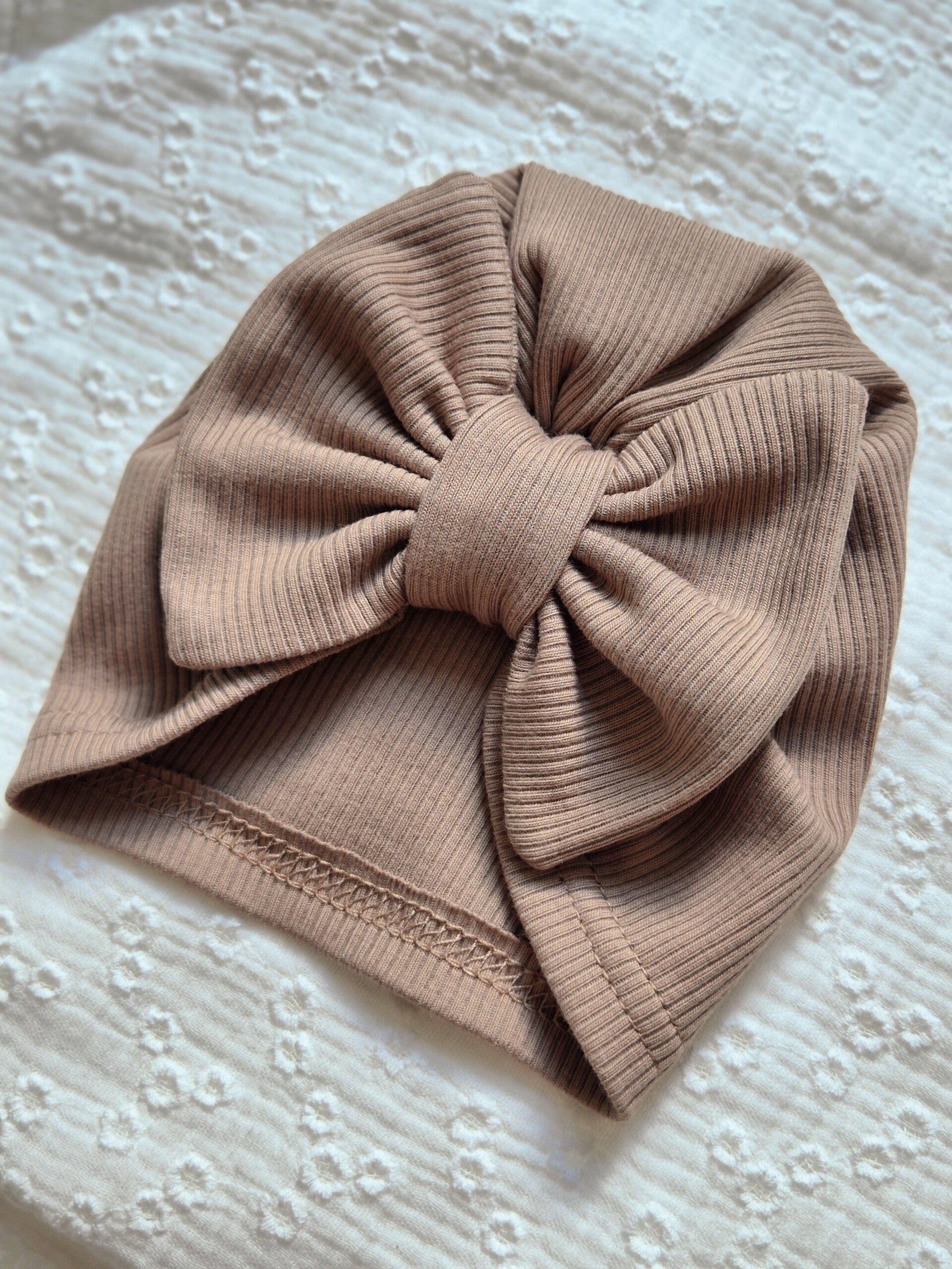 Turbanmutsje met strik rib *Taupe bruin*
