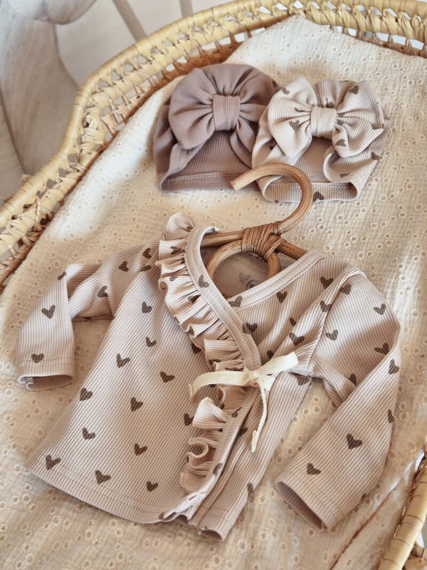 Overslagshirtje ruffle *Hartjes* licht beige.