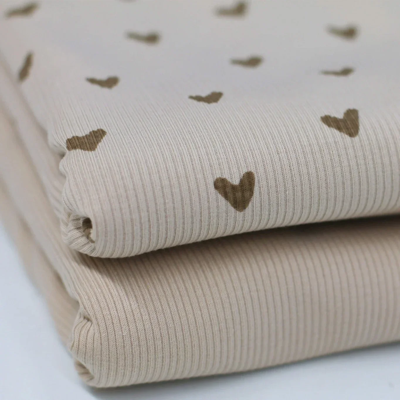 Broekje rib *Hartjes*licht beige.