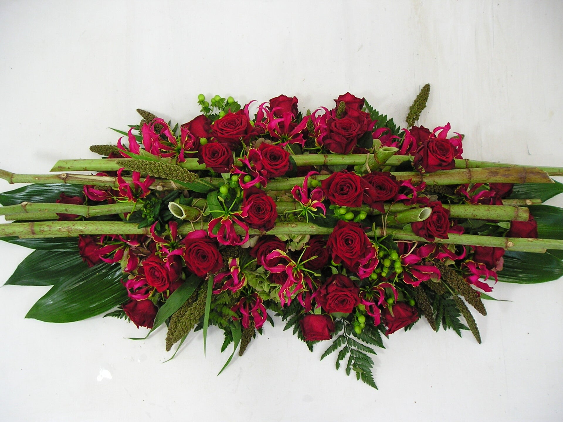 Rouwarrangement rood 02