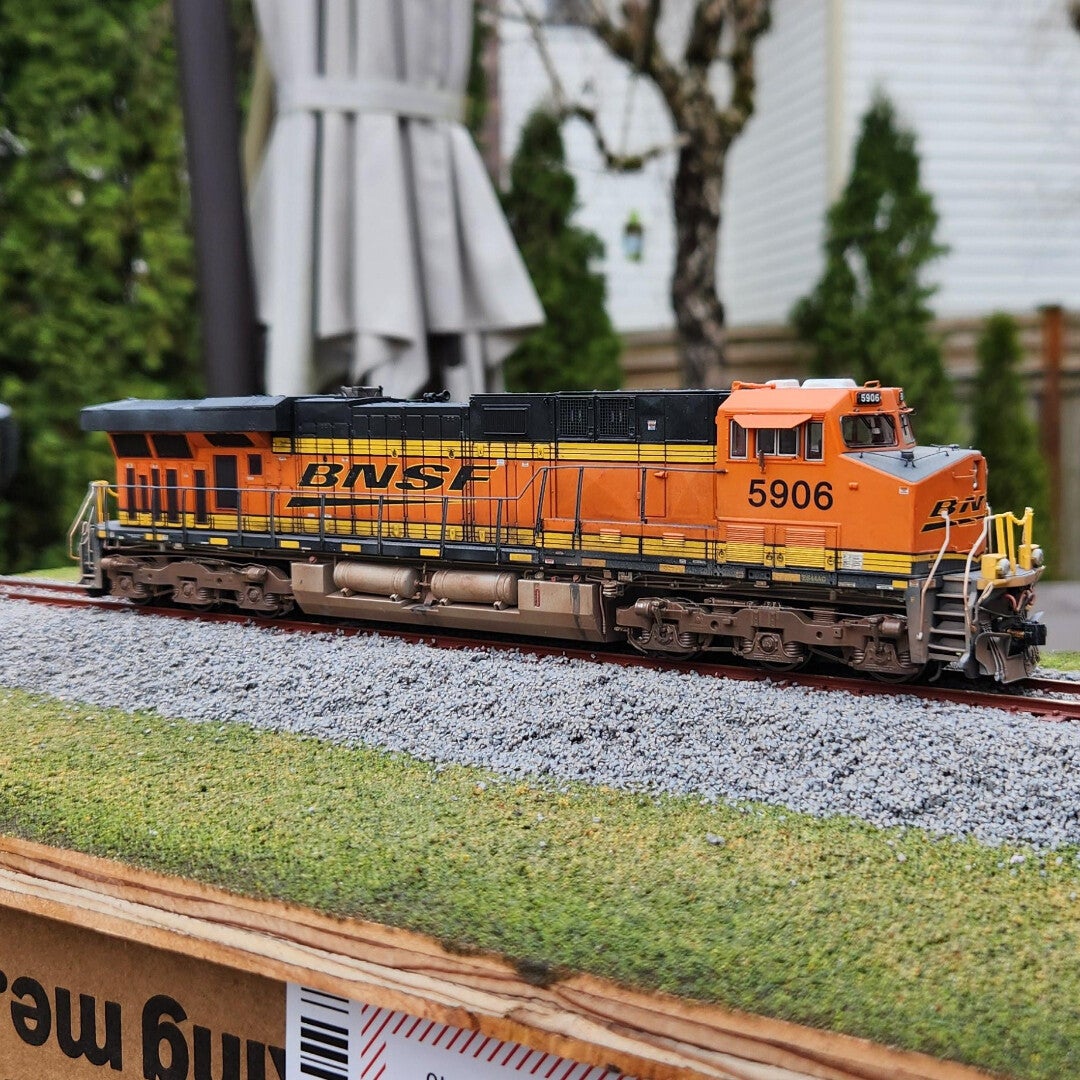 Custom Weathered HO Scale Athearn Genesis ES44AC w/ ESU Loksound V5 DCC & Sound | BNSF #5906