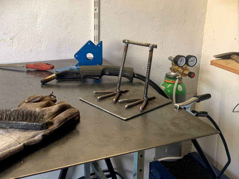 Das Bergmannshuhn entsteht, Beine und Standplatte schweißen