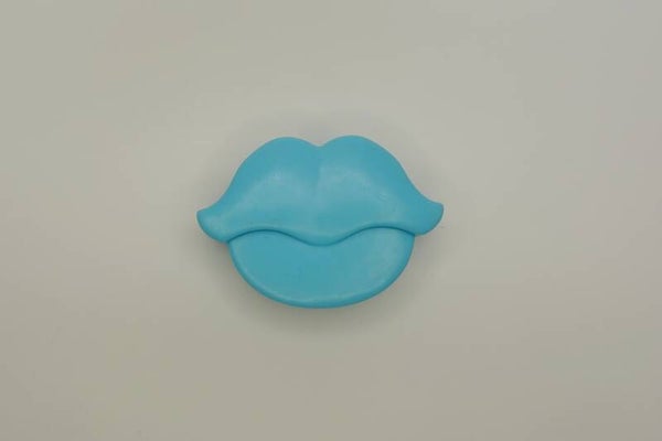 Blauer Kamm in Lippenform