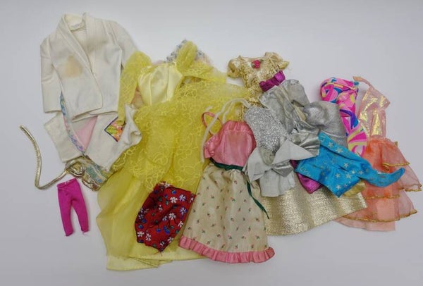 Grosses Barbie und Freunde Kleiderset als Bastelprojekt