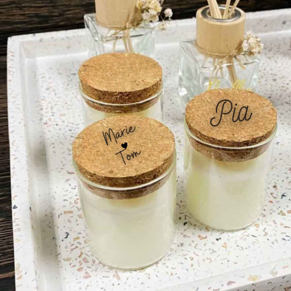 wit kaarsje met kurk deksel en gravure /18st.