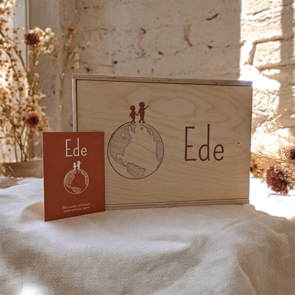 Houten kist met schuifdeksel en opdruk