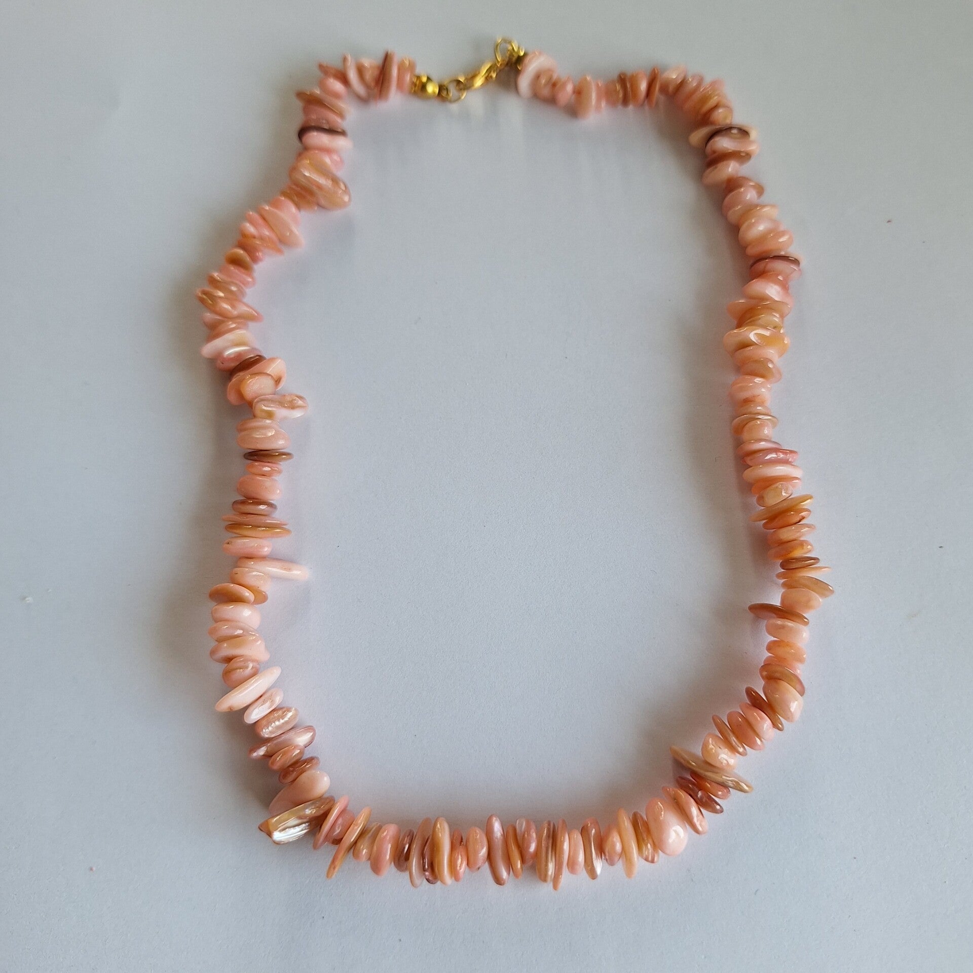 Zalmroze steentjes ketting