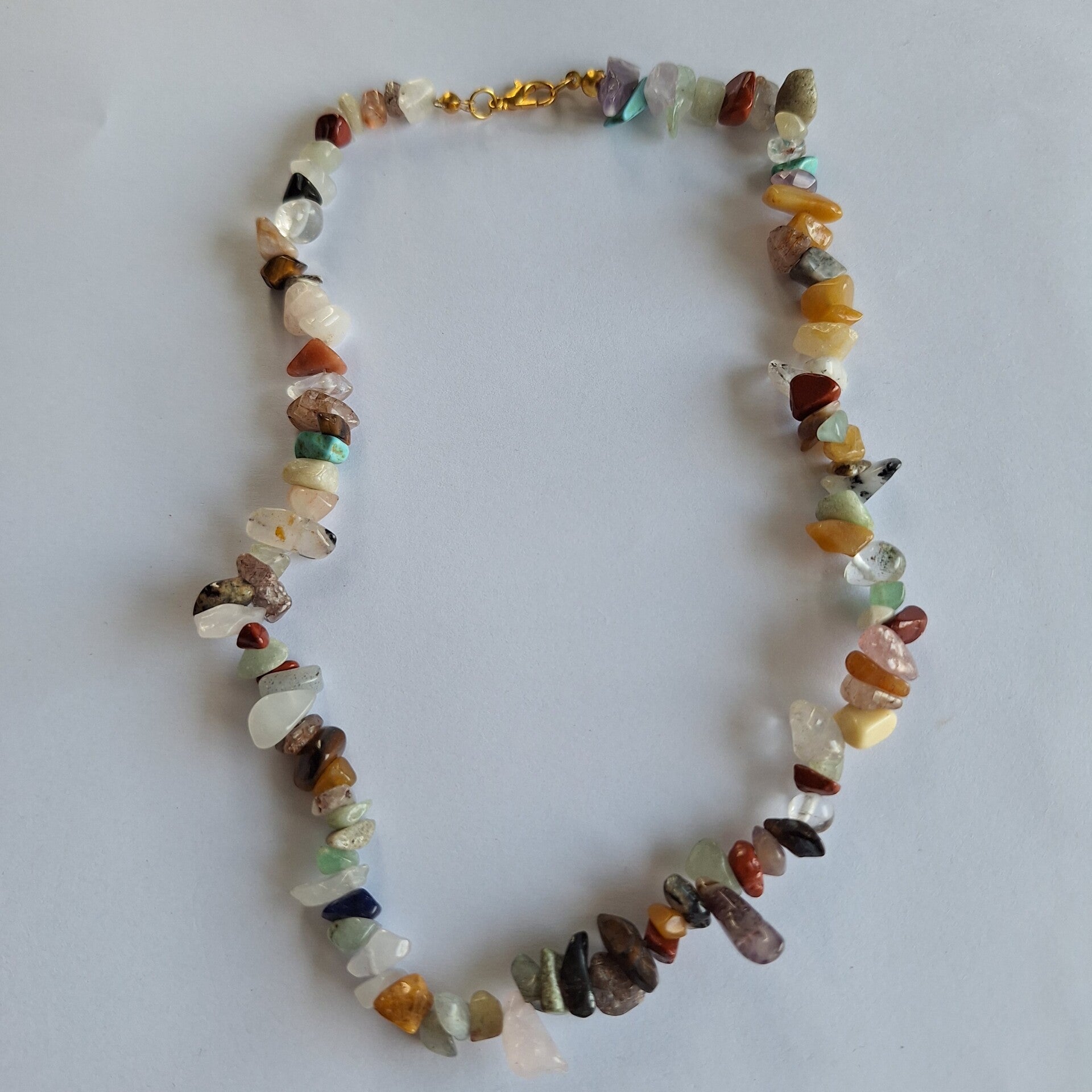 Veelkleurige chips steentjes ketting