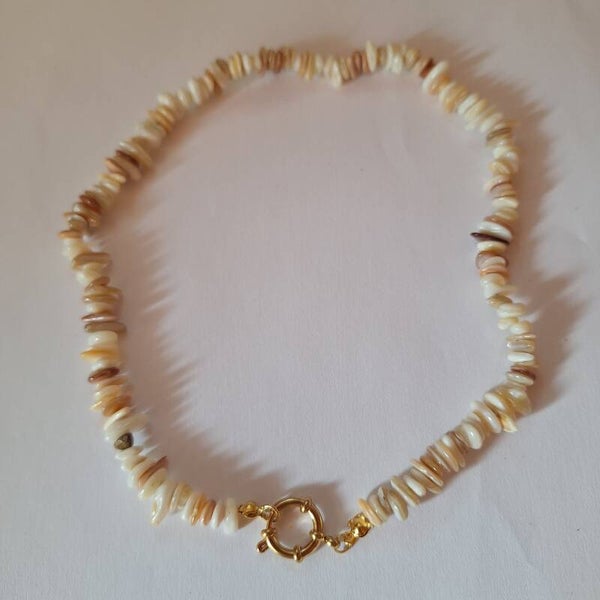 Beige steentjes ketting met boeislot