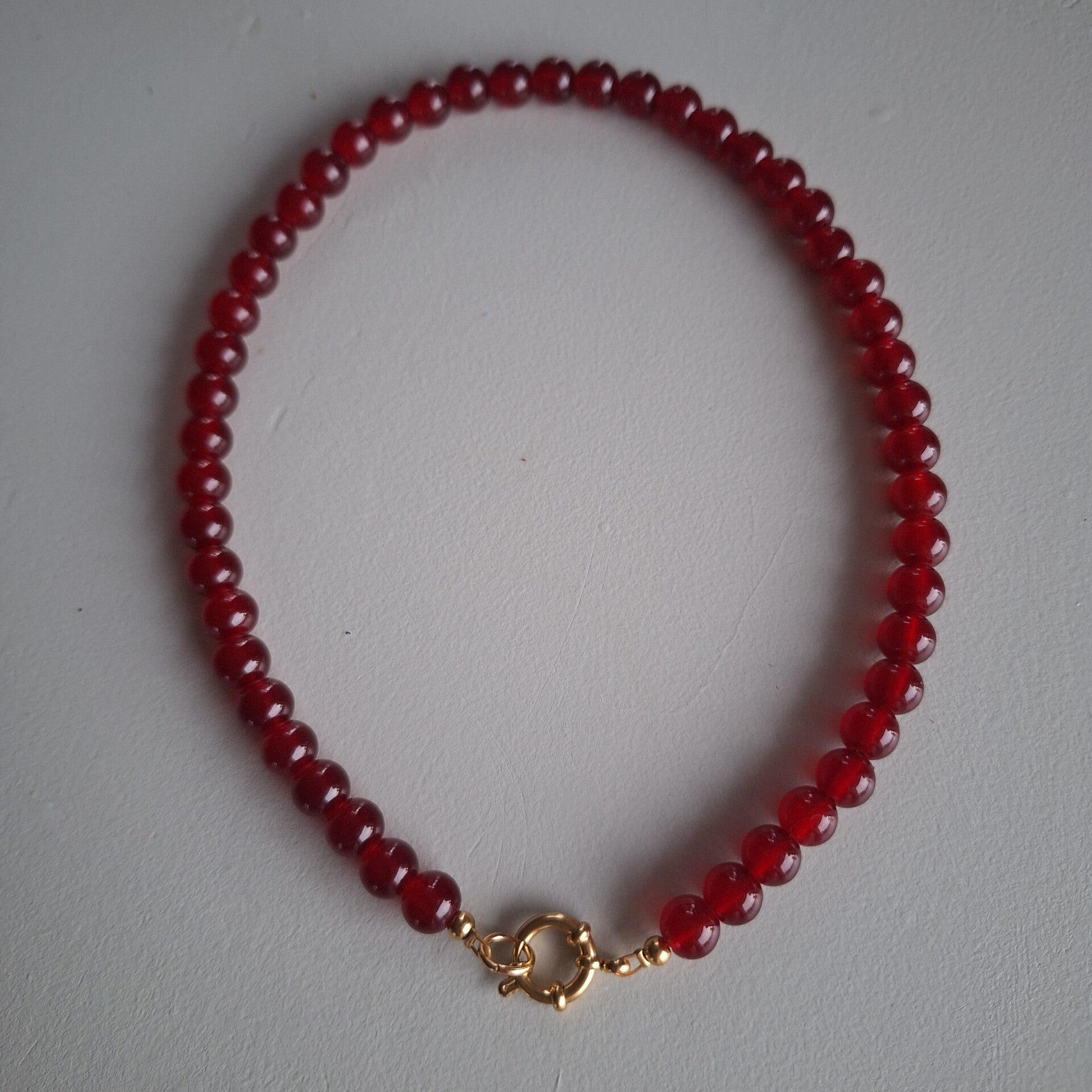 Rode glaskralen ketting met boeislot