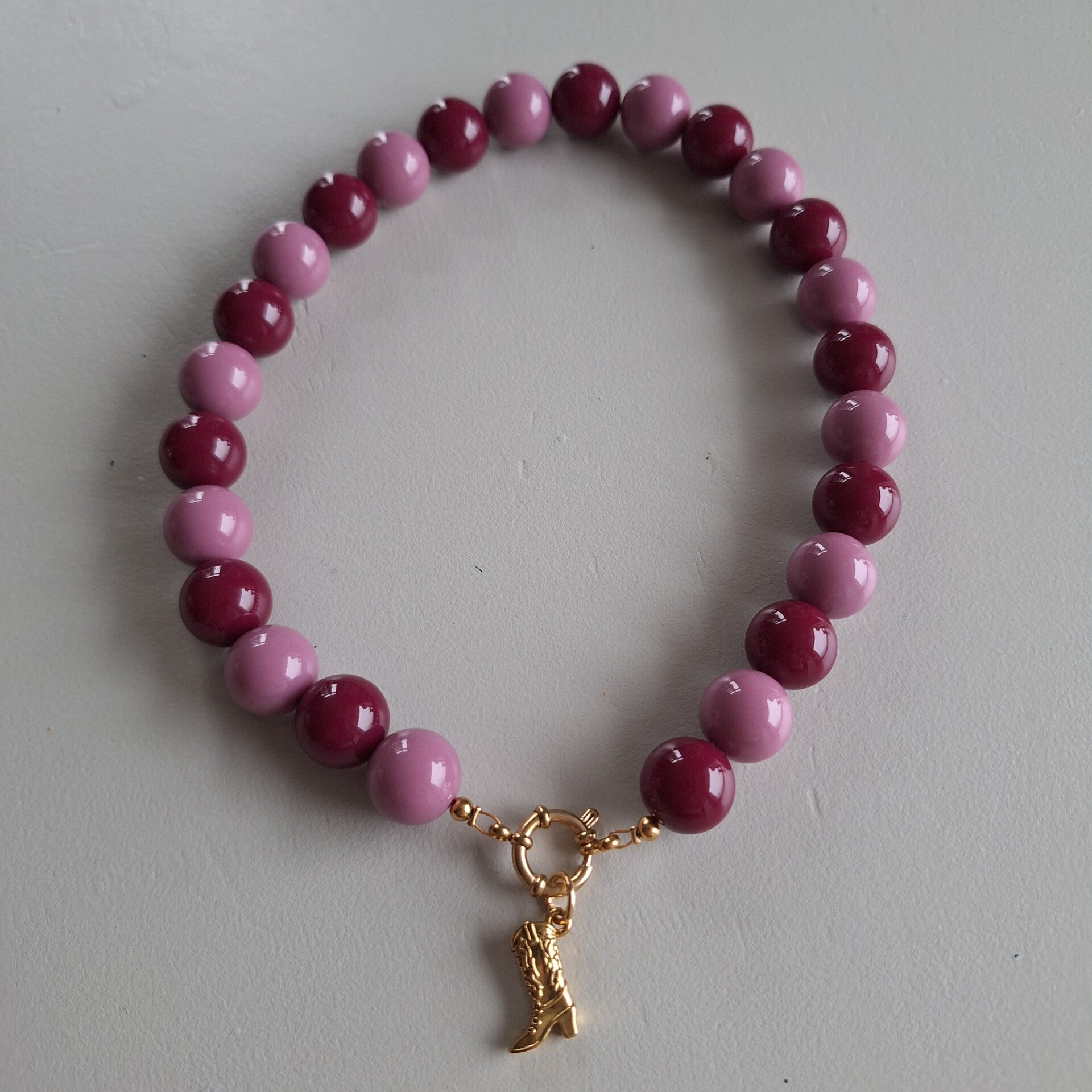 Cherry velvet bubbel ketting met boeislot