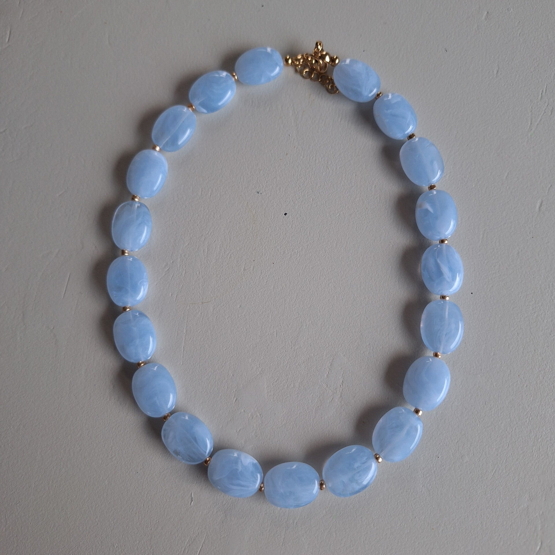 Lichtblauwe ovale kralen ketting
