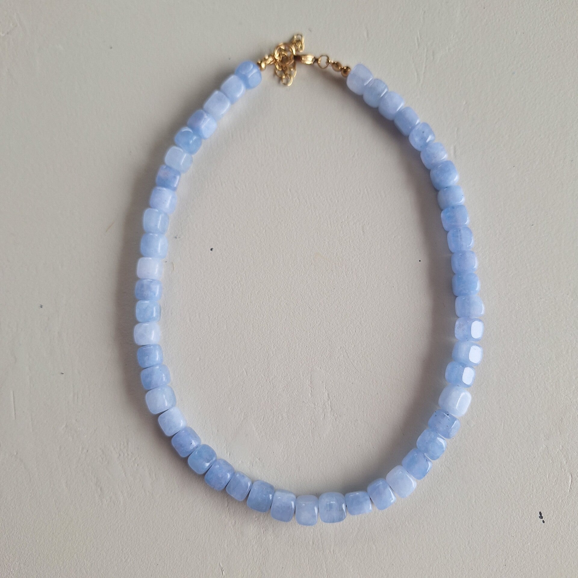 Lichtblauwe dobbelsteen ketting