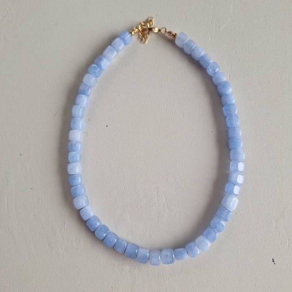 Lichtblauwe dobbelsteen ketting