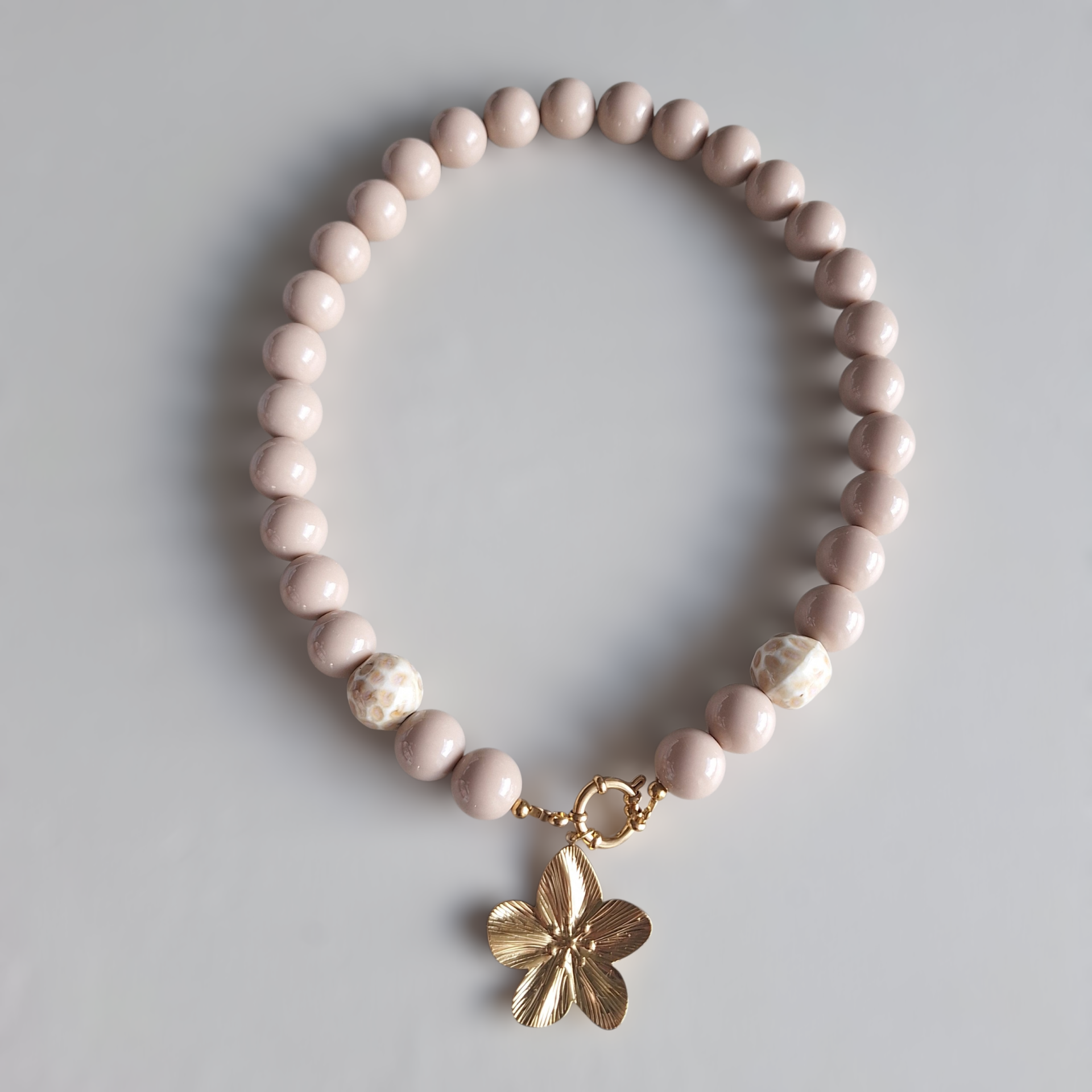 Beige chunky ketting met bedel