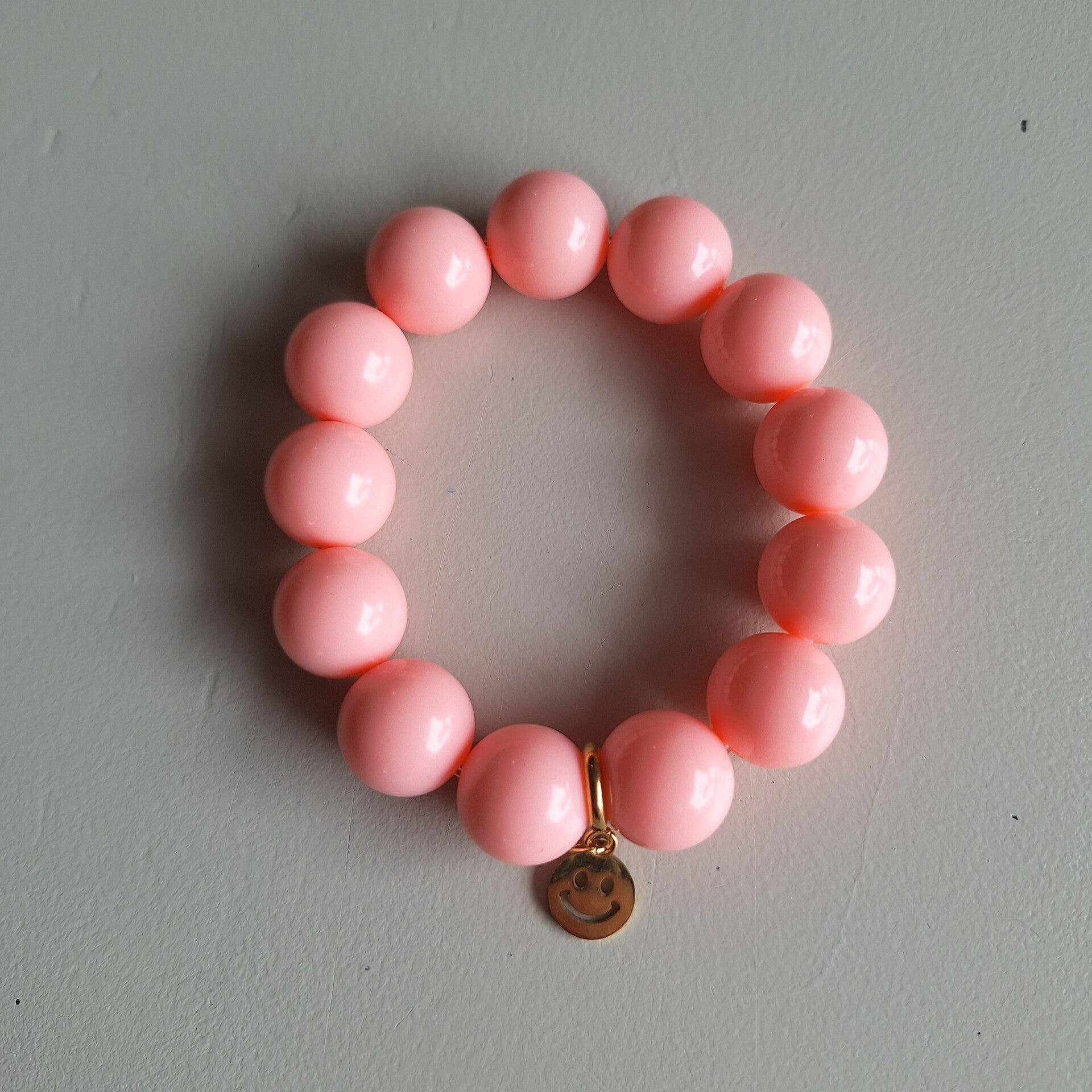 Zalmroze armband met smiley