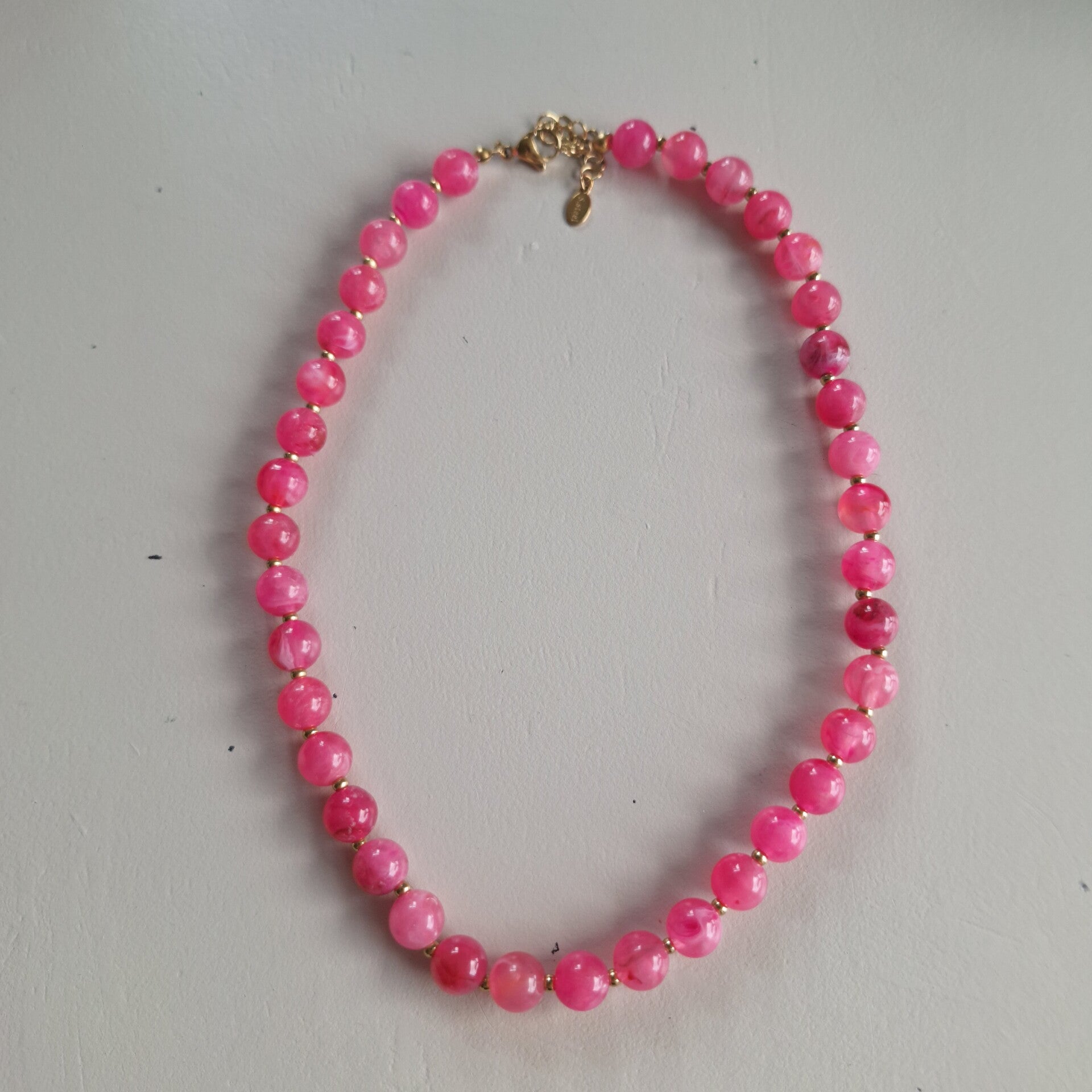 Fel roze bollen ketting